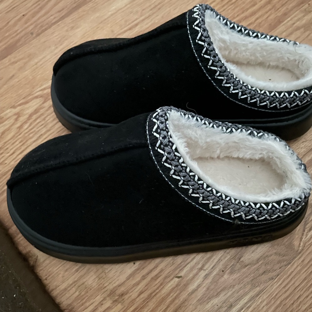 Cozy Black Slippers with Faux Fur Lining